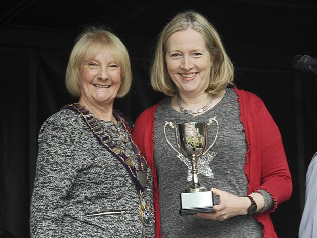 Melissa King of Marley Flowers the cup for best window. Photo by Katie Hill