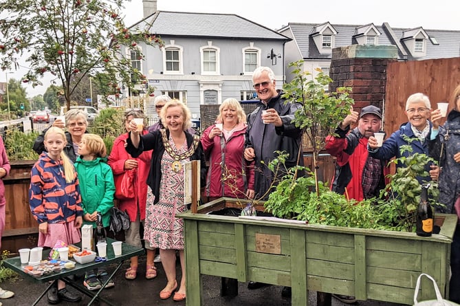 Alton Local Food Initiative plaque in honour of Bob Weighton at its plot in front of BT building by Station Road, Alton. Unveiled by Alton town mayor Cllr Ginny Boxall, watched by Caroline Weighton and her children Elin and Esben, Bob’s great-grandchildren, September 2022.
