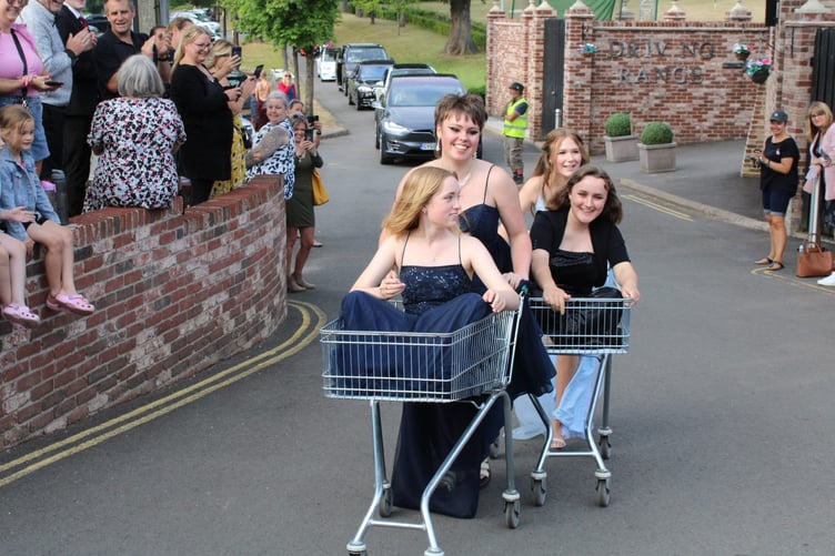 TPS students arrive at Prom