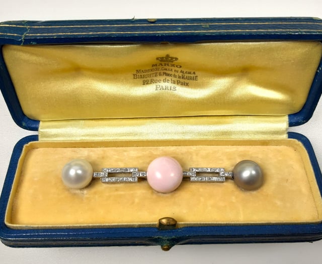 Pearl with royal provenance sells for record £71,500 in Farnham