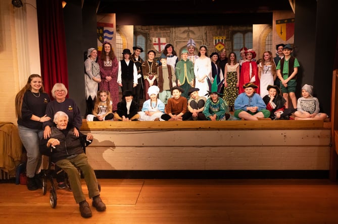 The Lynchmere pantomime cast featuring 102 year old president Michael Tibbs