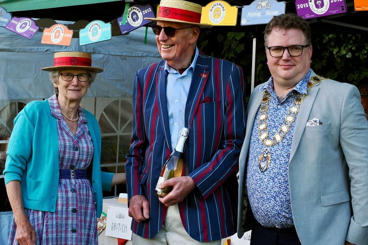 (left to right) Jane Puttock, Mark Bacchus and mayor Oli Leach at the prize giving ceremony