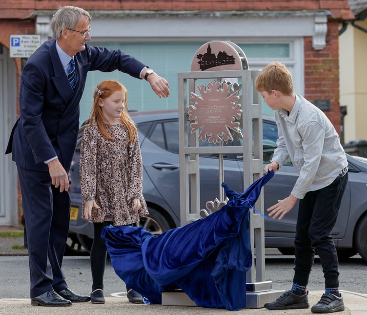 Lord-Lieutenant unveils Grayshott’s tribute to Queen Elizabeth II