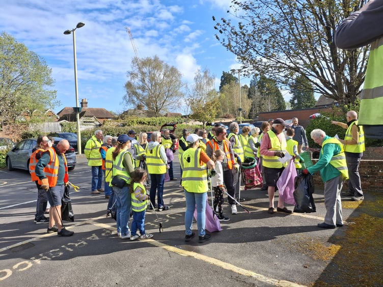 Liphook volunteers tidy up town in annual litter pick