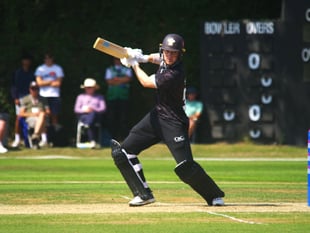 Champions Surrey focus on title quest again