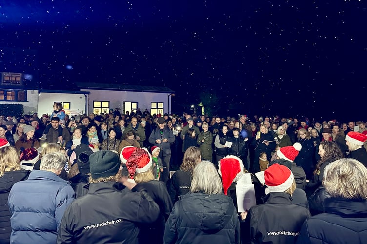 More than 550 residents filled the gardens of Haslemere Museum for the town’s annual Christmas carols evening.