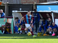 Farnham Town midfielder Darryl Sanders signs new one-year contract