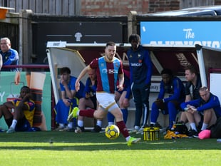 Farnham Town midfielder Darryl Sanders signs new one-year contract