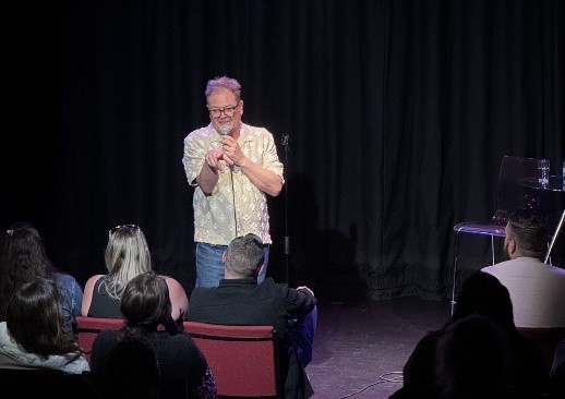 Alan Carr draws sell-out crowd at local comedy night