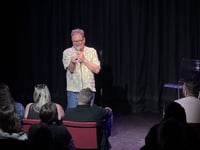 Alan Carr draws sell-out crowd at local comedy night